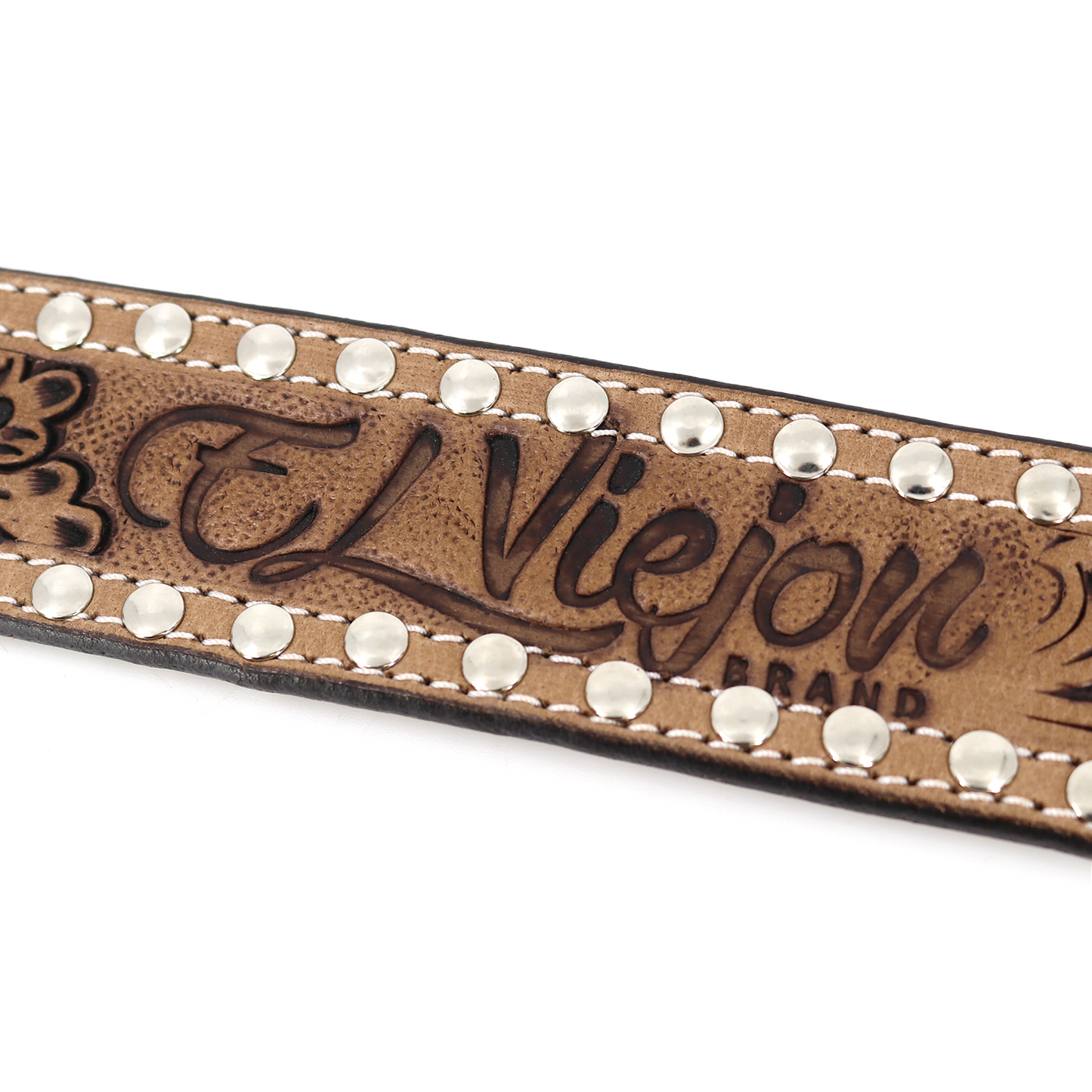 Cinto de piel vaquero marrón con logo El Viejon grabado, tachuelas plateadas y costura blanca.