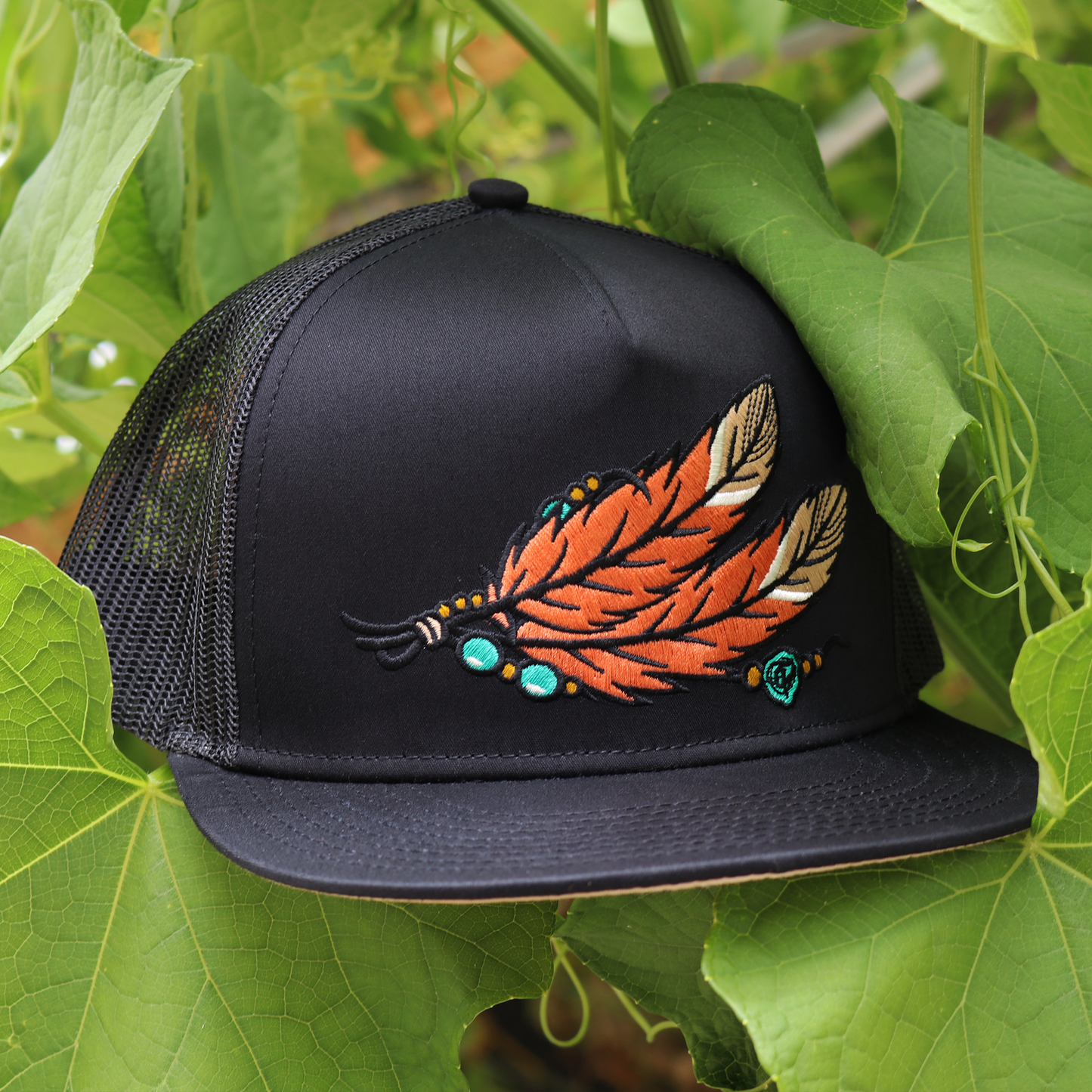 Dos Plumas Black flat visor hat / gorra de visera plana