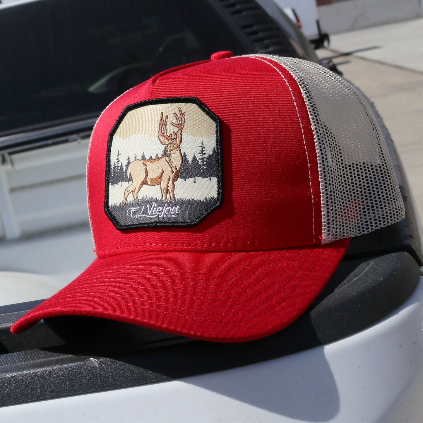 Venado Red/Khaki AVC hat with deer patch, mesh back, and pre-curved visor.