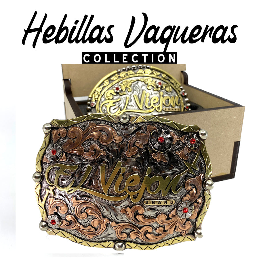 Hebillas vaqueras metálicas con detalles dorados, plateados y cobrizos, grabados intrincados y gemas rojas.