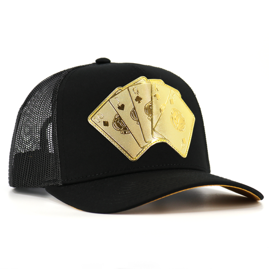 Baraja de Oro Black AVC hat con malla negra y parche dorado de cartas de póker.