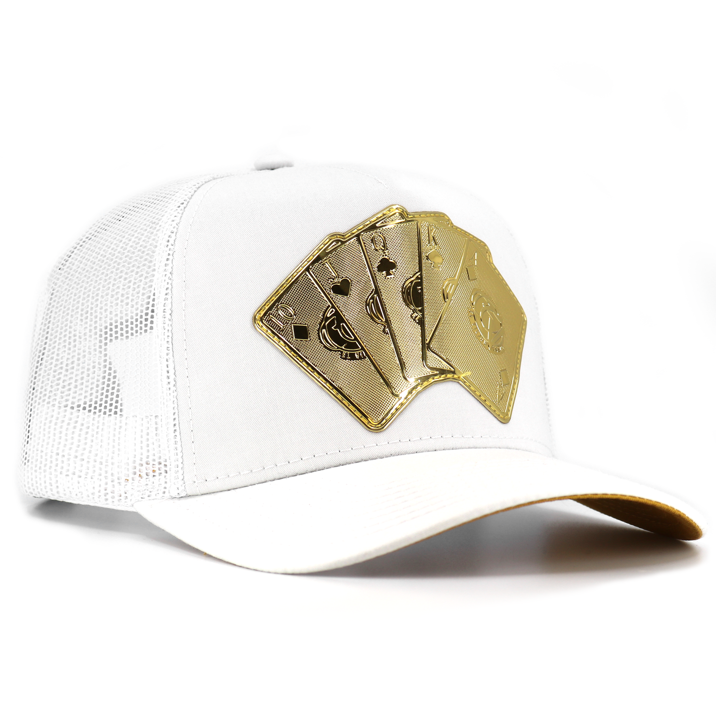 Gorra Baraja de Oro White AVC con malla blanca y parche dorado de cartas de póker.