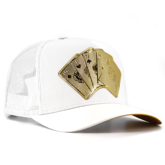 Gorra Baraja de Oro White AVC con malla blanca y parche dorado de cartas de póker.