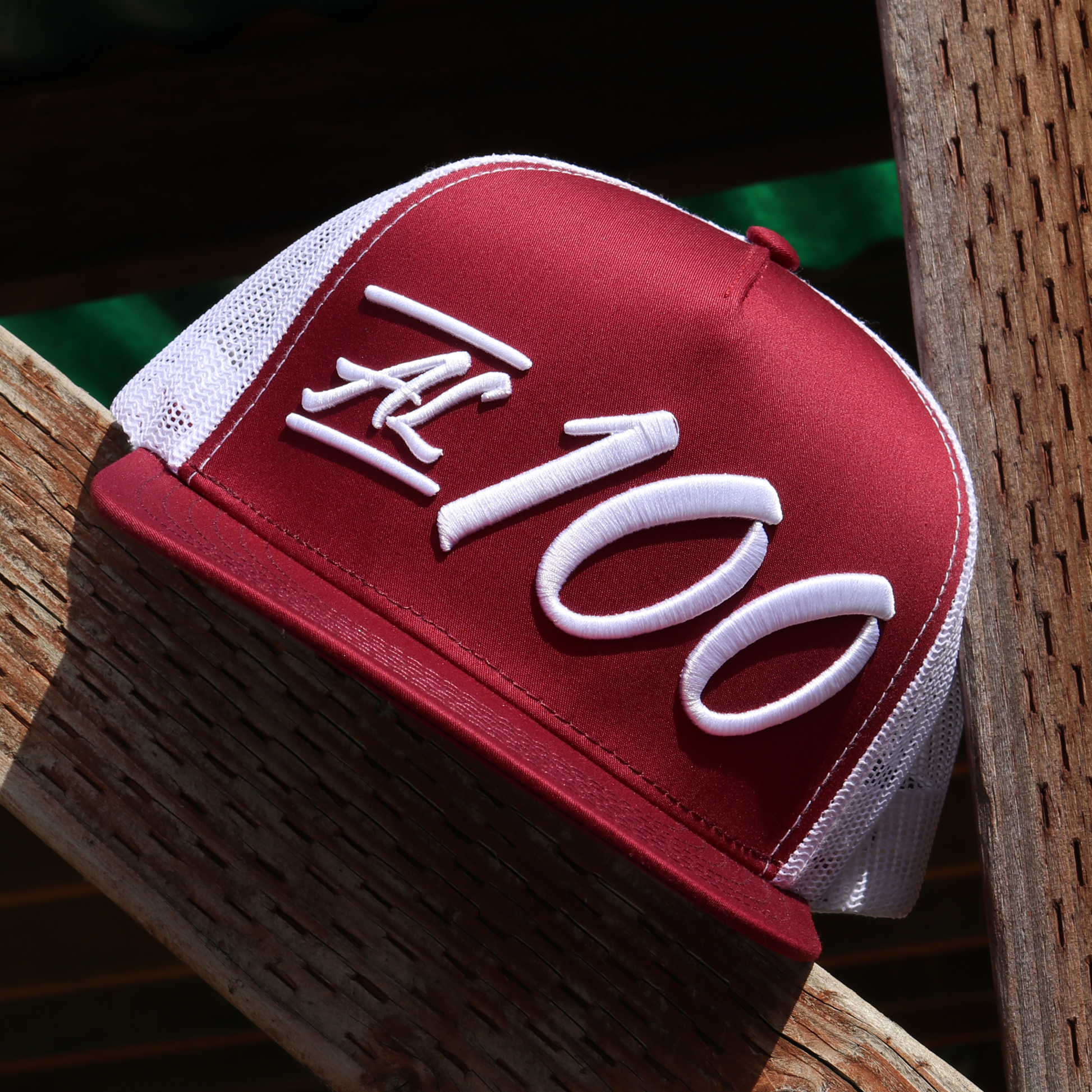 Al 100 Maroon/White flat visor hat / gorra de visera plana
