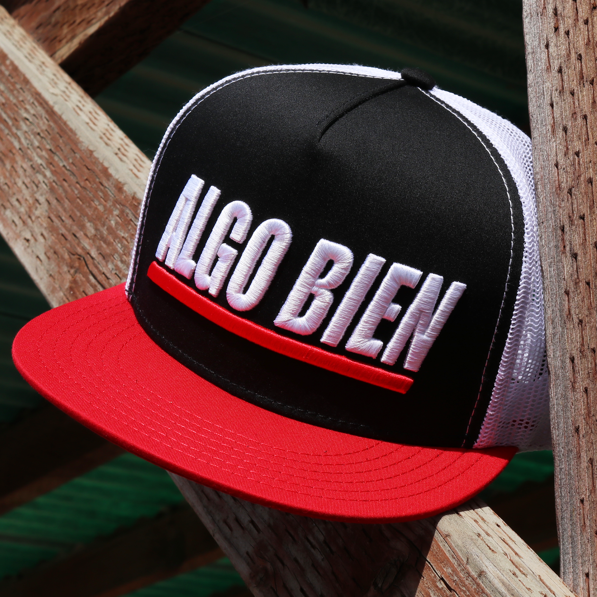 Algo Bien Red/Black/White flat visor hat / gorra de visera plana