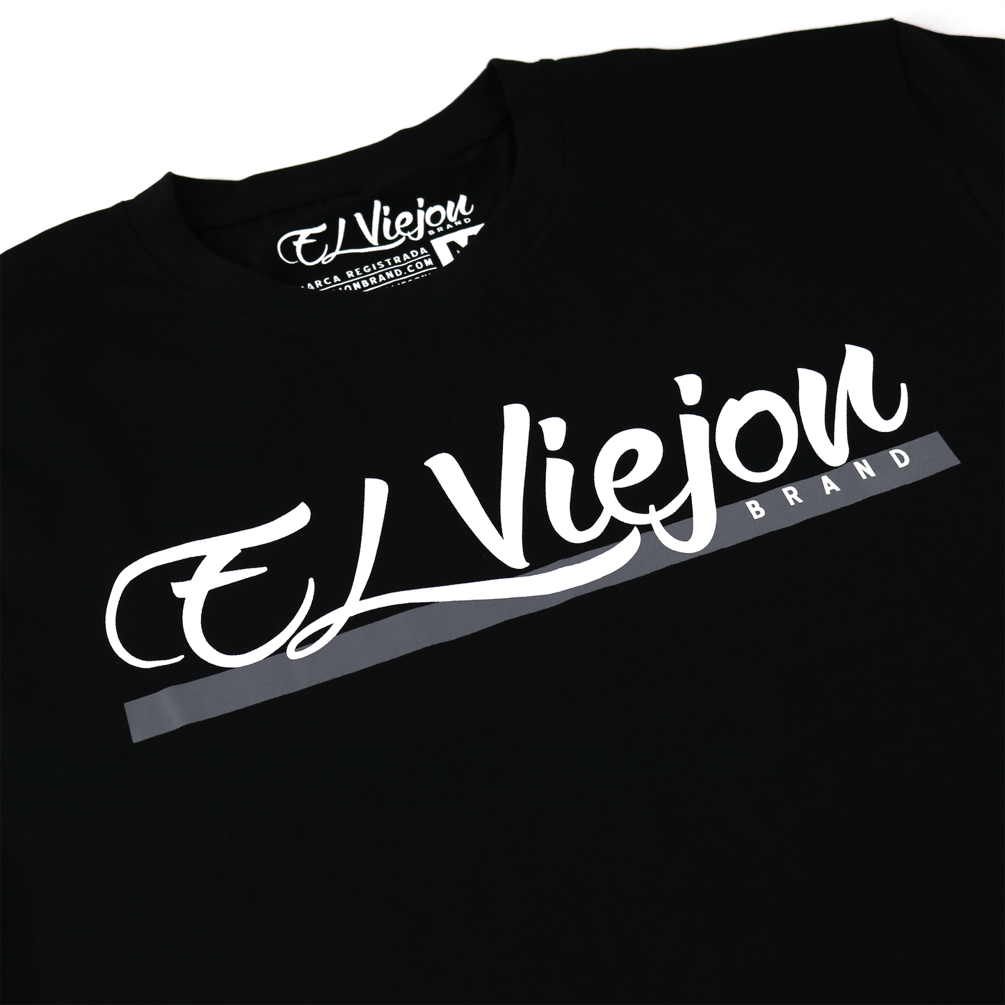 Camiseta negra de algodón Alpha con logo "El Viejon Brand" serigrafiado en blanco y gris.
