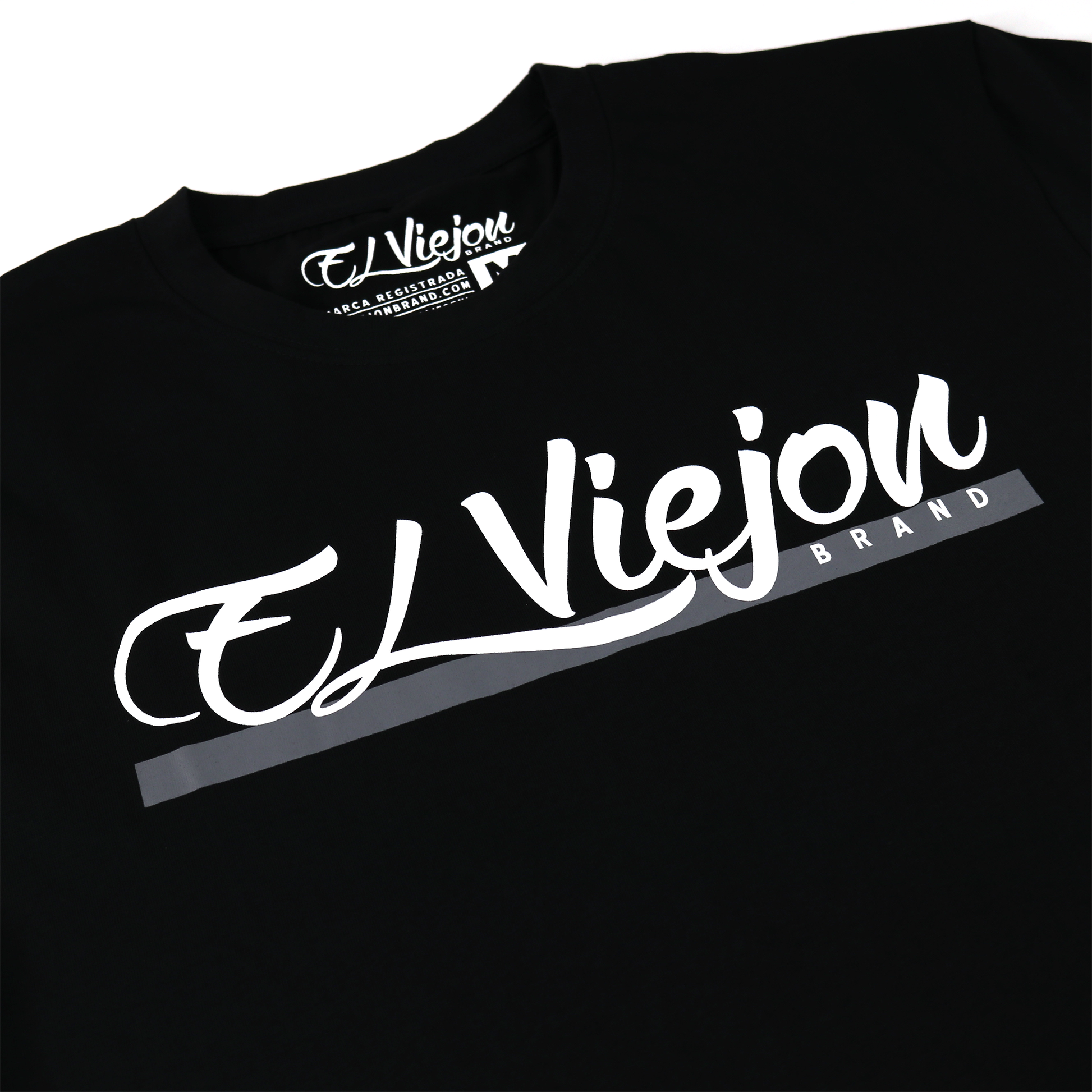 Camiseta negra de algodón Alpha con logo "El Viejon Brand" serigrafiado en blanco y gris.