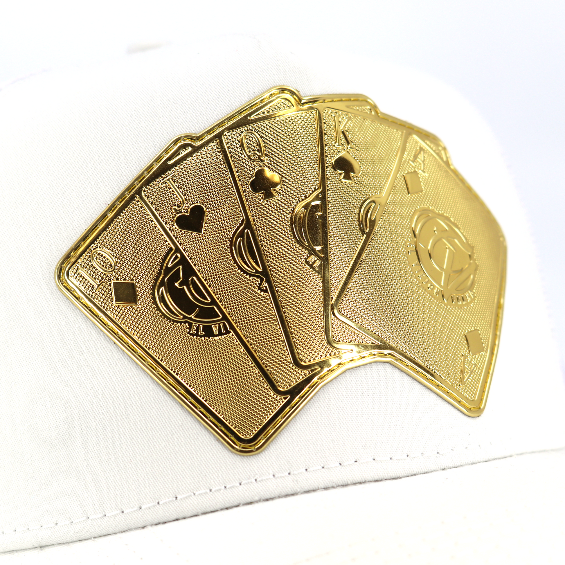 Gorra Baraja de Oro White AVC con parche dorado de cartas de póker, corona alta y visera pre-curveada.