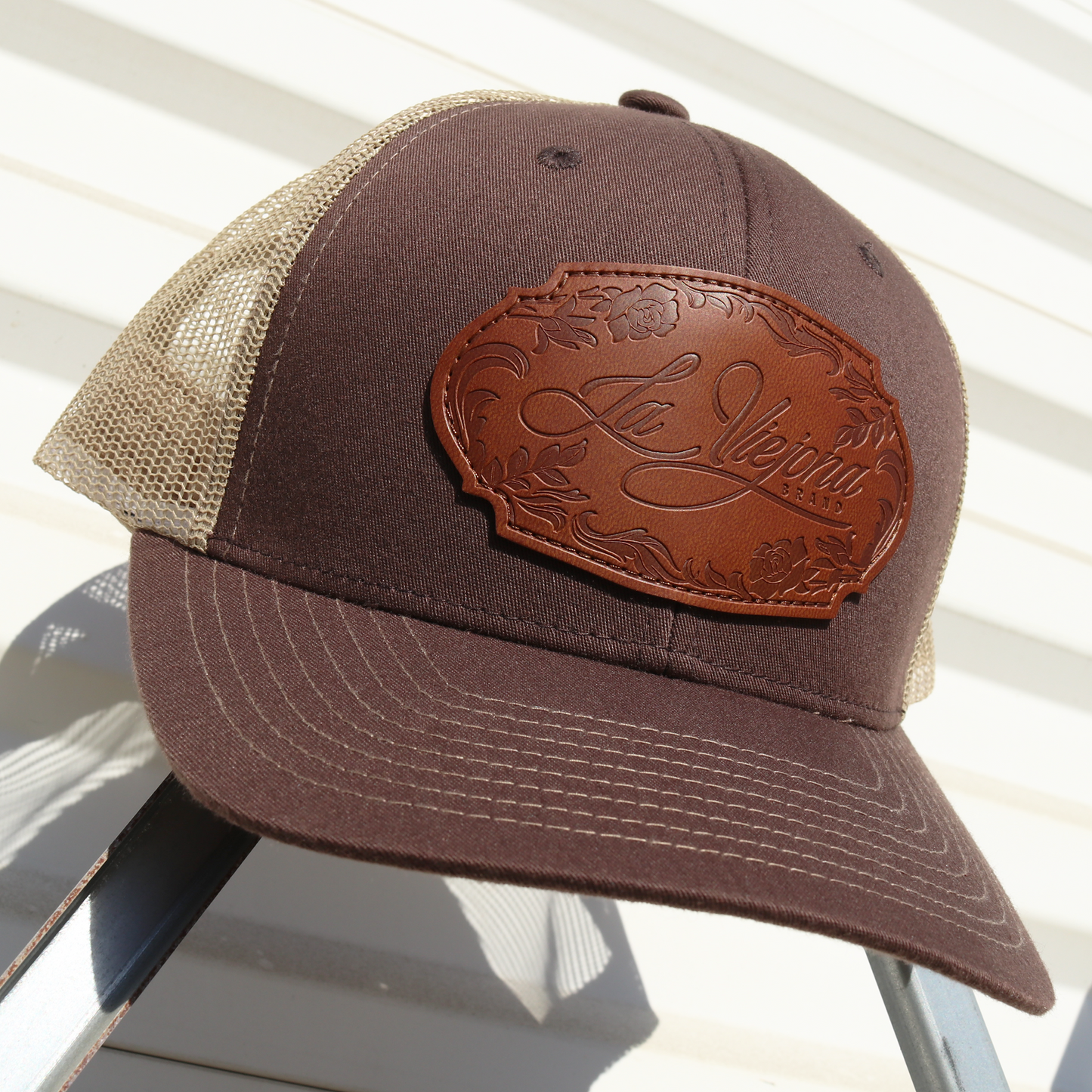 La Viejona Floral Brown/Tan classic visor hat / gorra de visera clasica