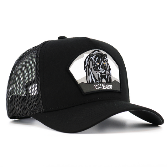 Black Pantera Negra AVC trucker hat with mesh back, pre-curved visor, and adjustable snapback.