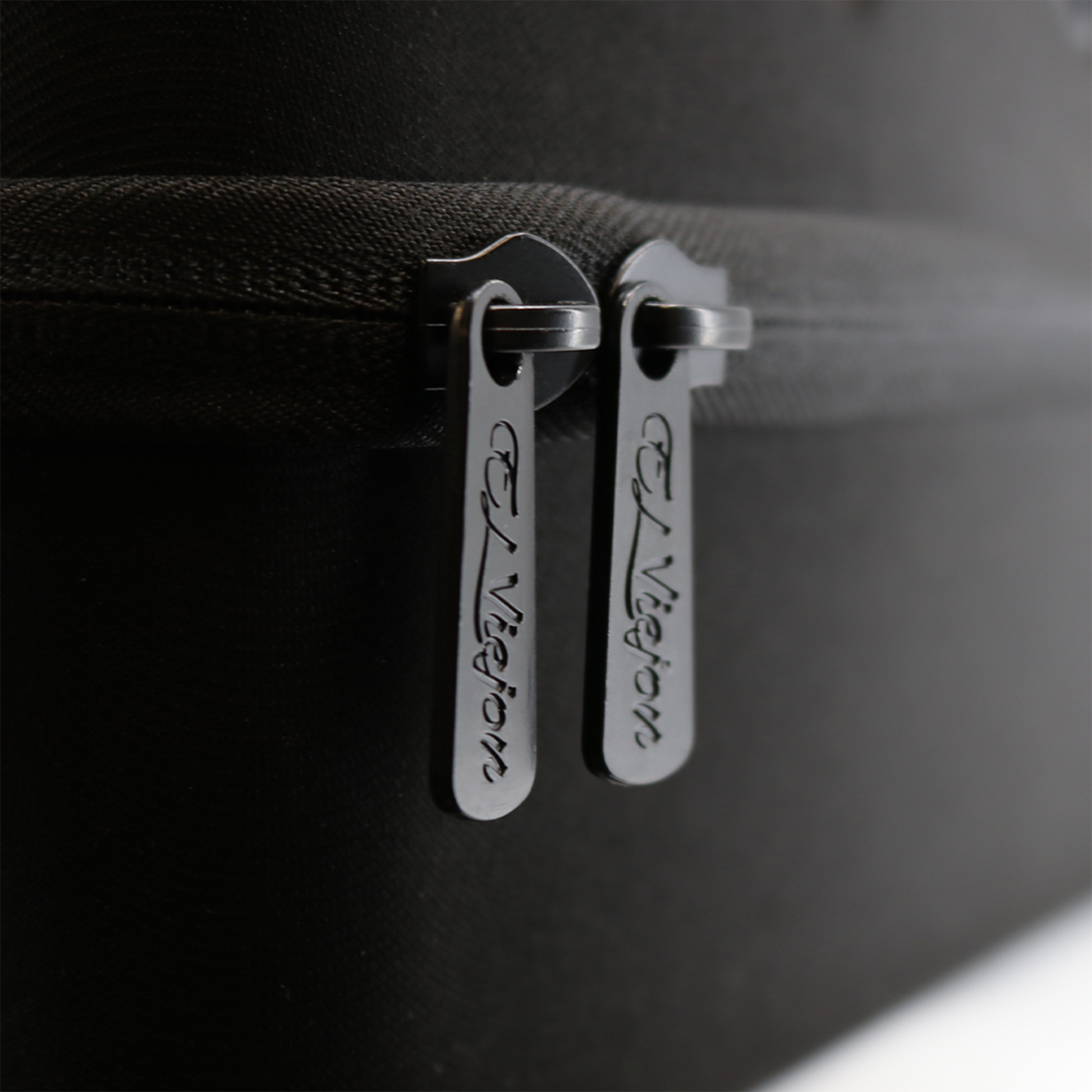 El Viejon black EVA rigid hat carrier with two branded zipper pulls.