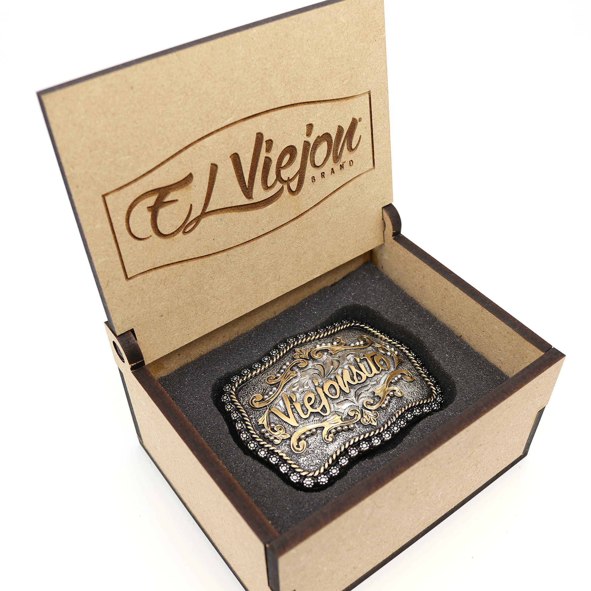 Hebilla artesanal "Viejonsito" para niño, de metal plateado y dorado con detalles grabados, en caja de madera.