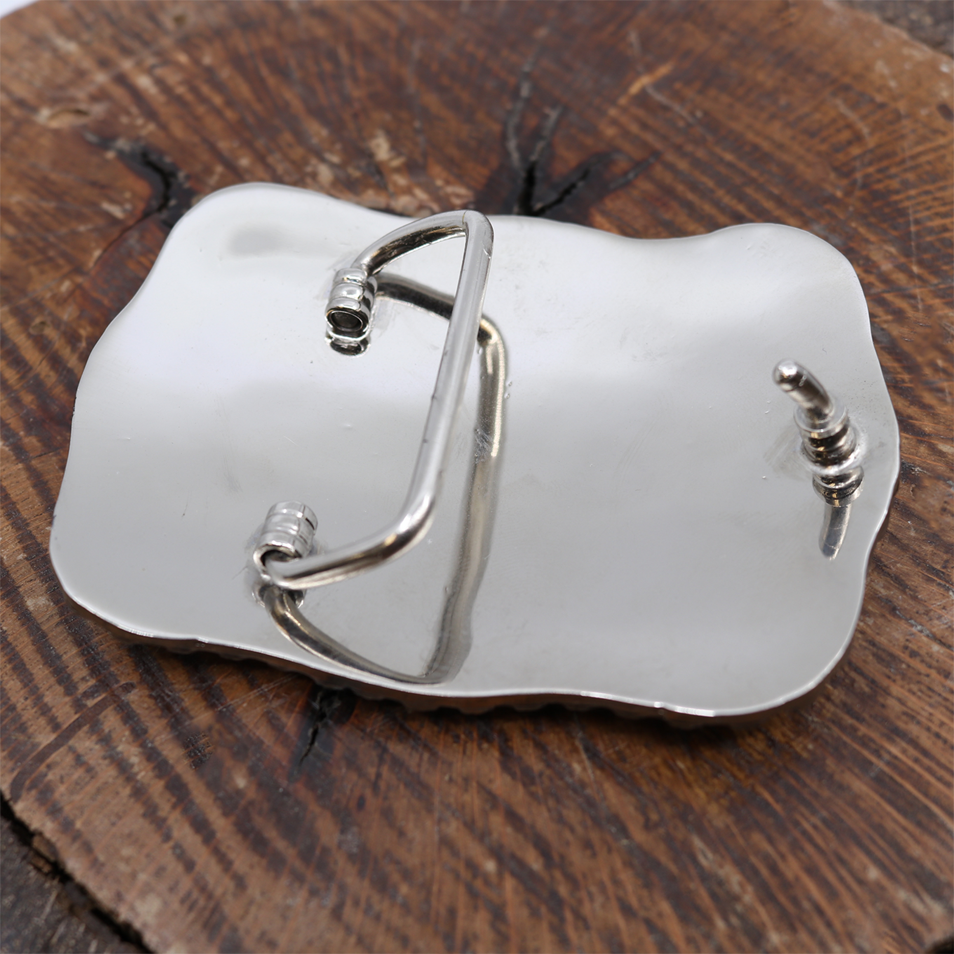 Reverso de hebilla Viejonsito para niño, plateada, con gancho y pasador para cinturón.